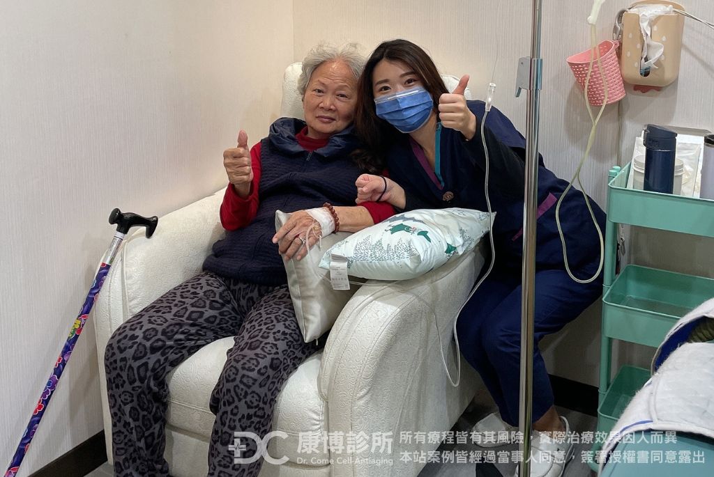 施阿姨與康博診所照顧專員合照