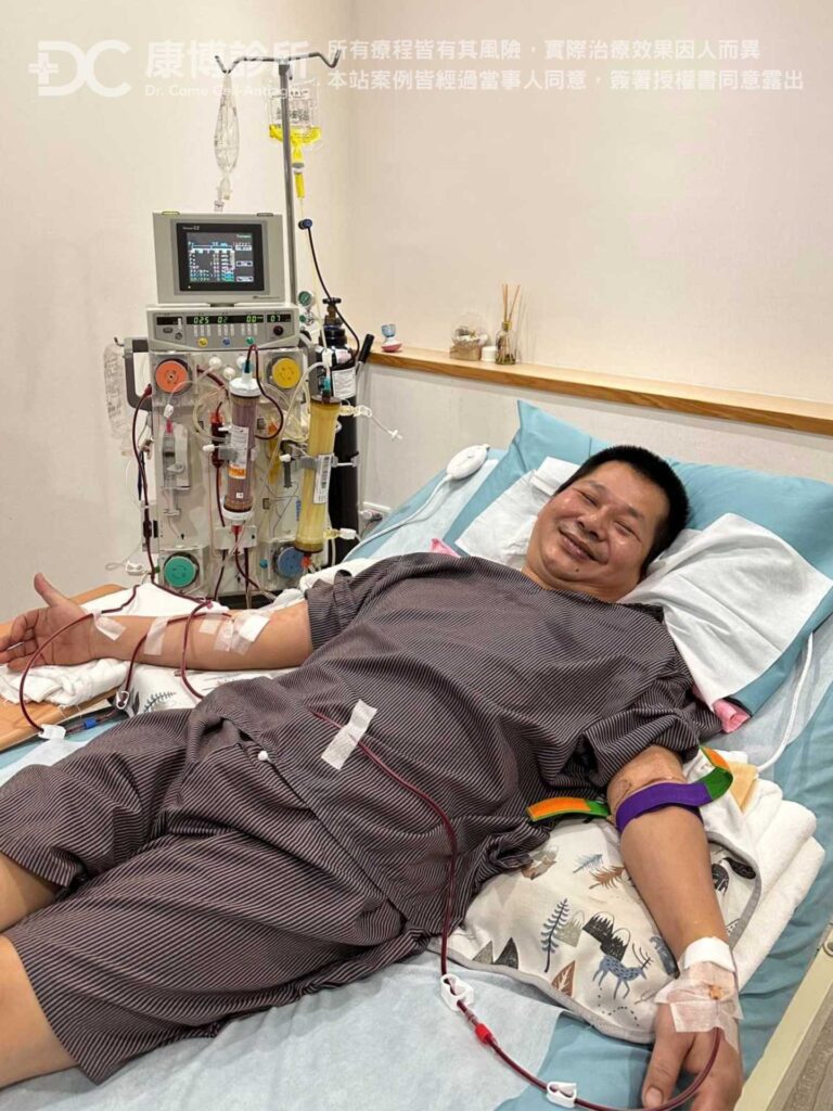 潘大哥的妹妹,擔心哥哥因作息常常不良,身體出狀況,為了照顧哥哥的健康,硬是把哥哥帶來康博診所,讓專業的醫師為他檢查身體狀況。經過抽血檢查後,果然潘大哥的肝功能、膽固醇等指數大幅超標,在醫師的建議下,馬上安排血液淨化療程。