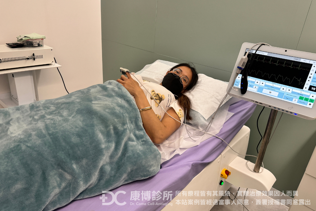 目前40歲的劉女士，半年前因阻塞性中風造成右側肢體偏癱。心中總惦記著家中還有孩子需要照顧，自己不能倒下！樂觀的她在先生的攙扶下來到康博諮詢。在進行了正宗EECP療程至後半段後，劉女士已經不需要拐杖，可以自行行走了！